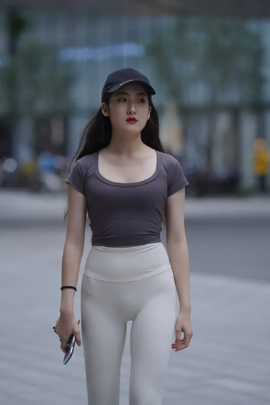 白色紧身瑜伽裤女生